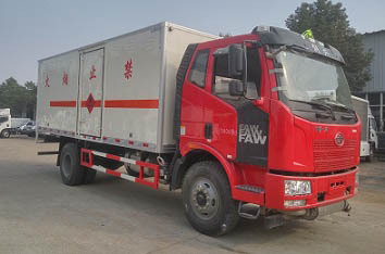 热销国五排放CLW5182XRQC5型易燃气体厢式运输车 危险品运输车