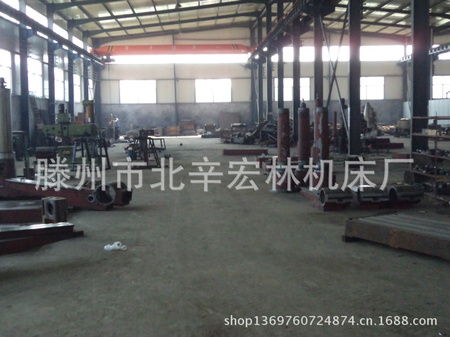 这是宏林机床厂生产摇臂钻床的车间（用数码相机实拍)