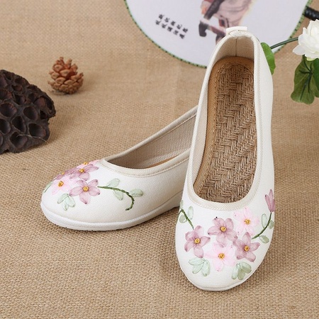 新款老北京布鞋女单鞋白色刺绣女单鞋坡跟跟棉布绣花妈妈鞋