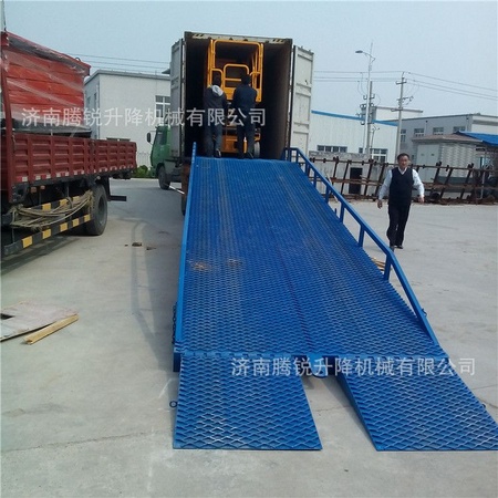 厂家直销6吨移动式登车桥 淄博移动液压式登车桥    移动式装卸平
