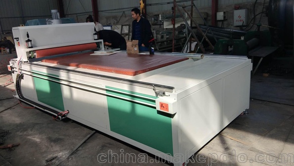 <h1>厂家直销广告PVC上油机设备UV板过油固化一体机PVC雪氟板UV膜压</h1>