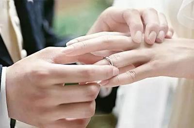 女婚戒戴左手还是右手  女生的结婚戒指戴左手还是右手？ 