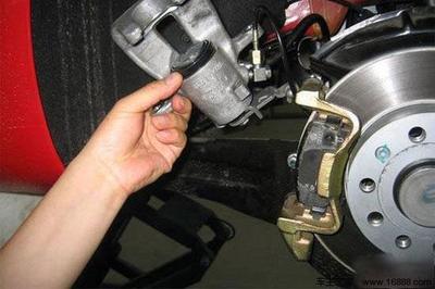 换刹车油步骤图解  怎样有效的更换刹车油详细步骤解析 