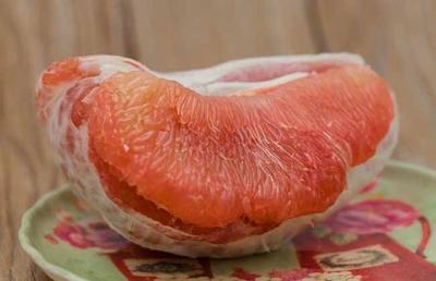红心柚皮瓤都是红的吗  为什么红心柚子里面的皮也是红的？ 
