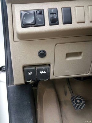 大众方向盘按键  汽车方向盘上的那些按键,代表什么意思？方向盘两端的那两根杆是干... 