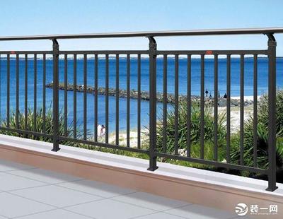 三层露台护栏  阳台的围栏用什么材质好？ 