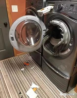 羽绒服可以放洗衣机搅吗  羽绒服能放洗衣机里面绞吗？ 